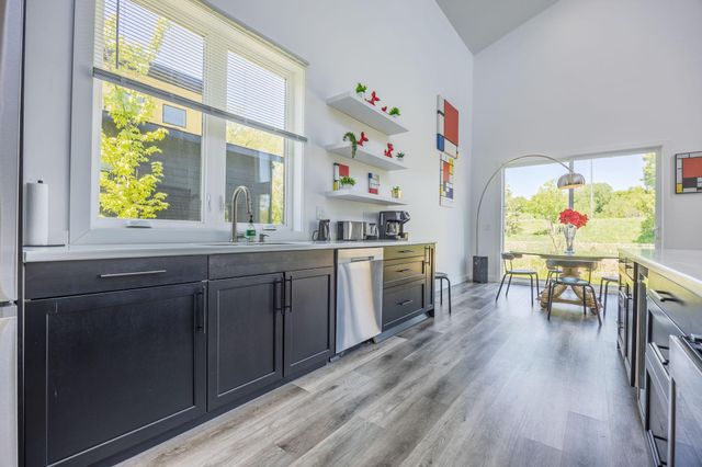 1021 Gardner Street E, Wayzata, MN 55391