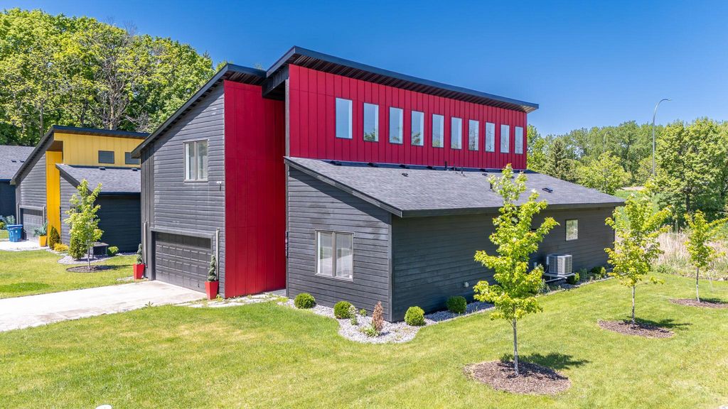 1021 Gardner Street E, Wayzata, MN 55391