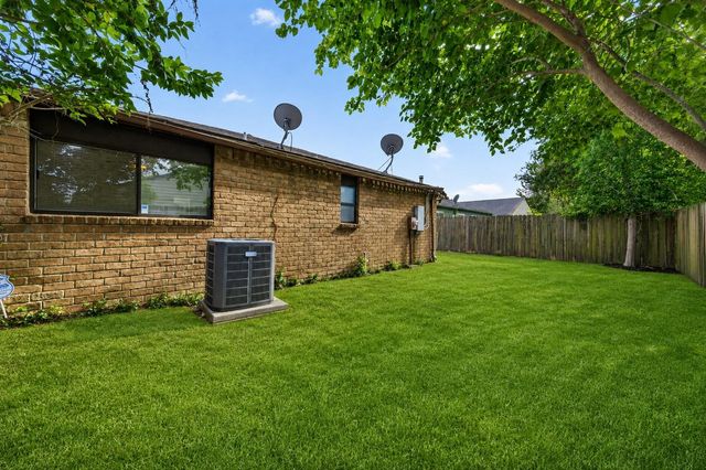 6 Quailwood Drive, Baytown, TX 77521