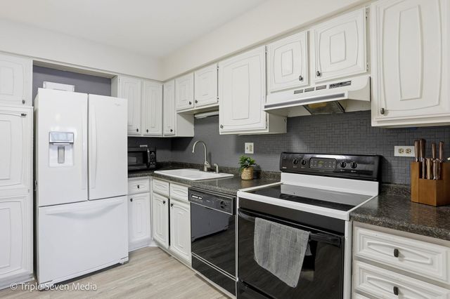 440 Raintree Court 1G, Glen Ellyn, IL 60137