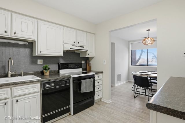 440 Raintree Court 1G, Glen Ellyn, IL 60137