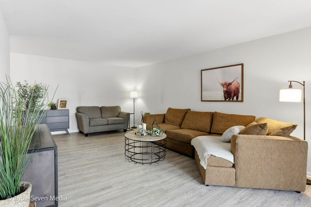 440 Raintree Court 1G, Glen Ellyn, IL 60137