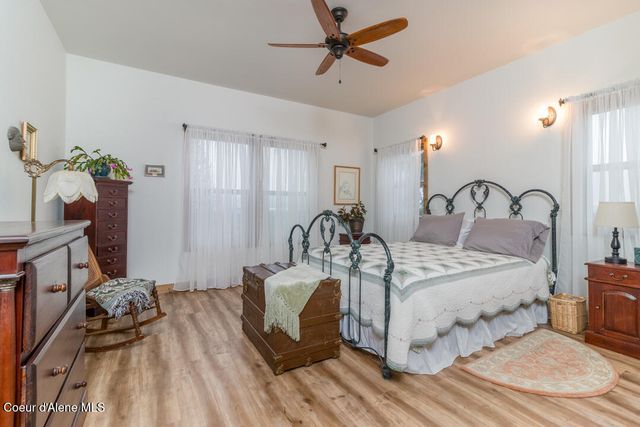 427 Wood Duck LN, Bonners Ferry, ID 83805