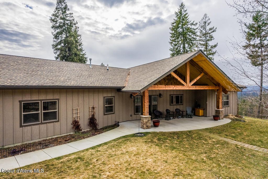 427 Wood Duck LN, Bonners Ferry, ID 83805