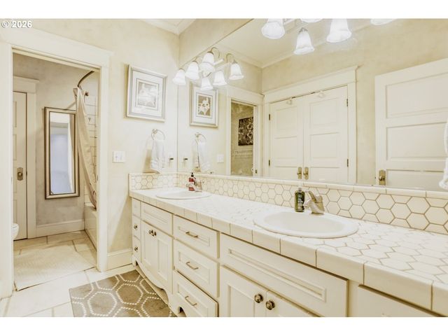 10235 Se CRESCENT RIDGE Loop, Happy Valley, OR 97086