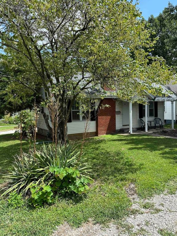 Image 2 of property listing at 800 S 25th Street, Mt Vernon, IL 62864
