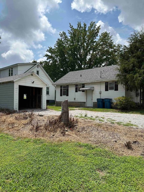 Image 5 of property listing at 800 S 25th Street, Mt Vernon, IL 62864