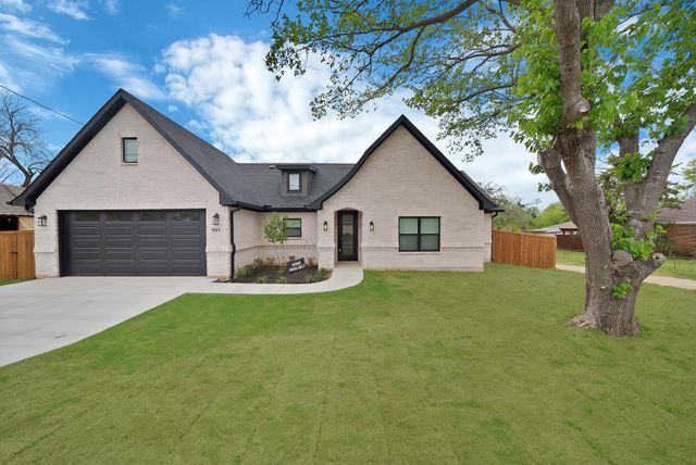 905 N Trinity Street, Decatur, TX 76234