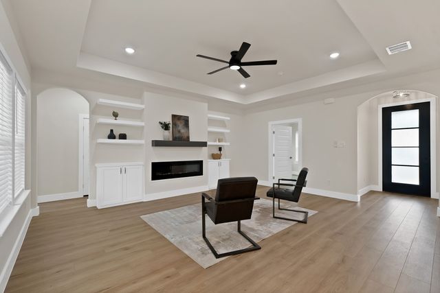 905 N Trinity Street, Decatur, TX 76234
