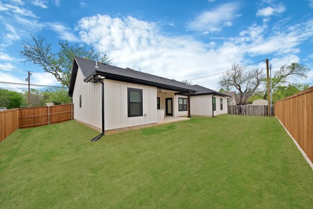905 N Trinity Street, Decatur, TX 76234