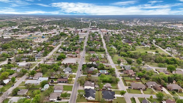 905 N Trinity Street, Decatur, TX 76234