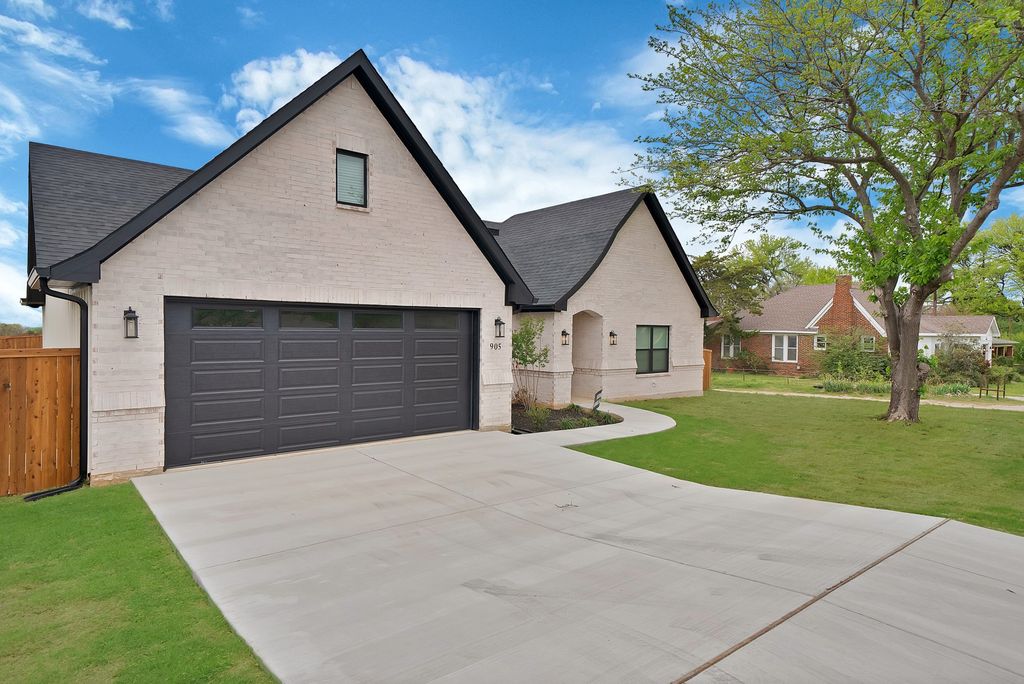 905 N Trinity Street, Decatur, TX 76234