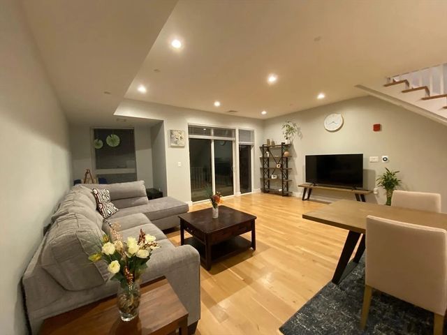 260 Beacon St 205, Somerville, MA 02143