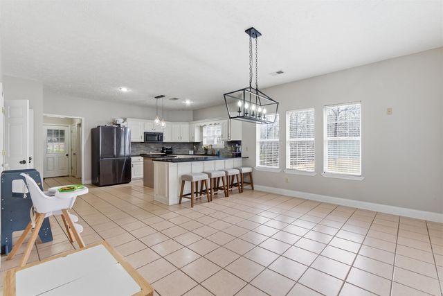 915 CLIFFTVIEW RD, Bolivar, TN 38008