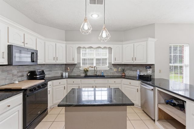 915 CLIFFTVIEW RD, Bolivar, TN 38008