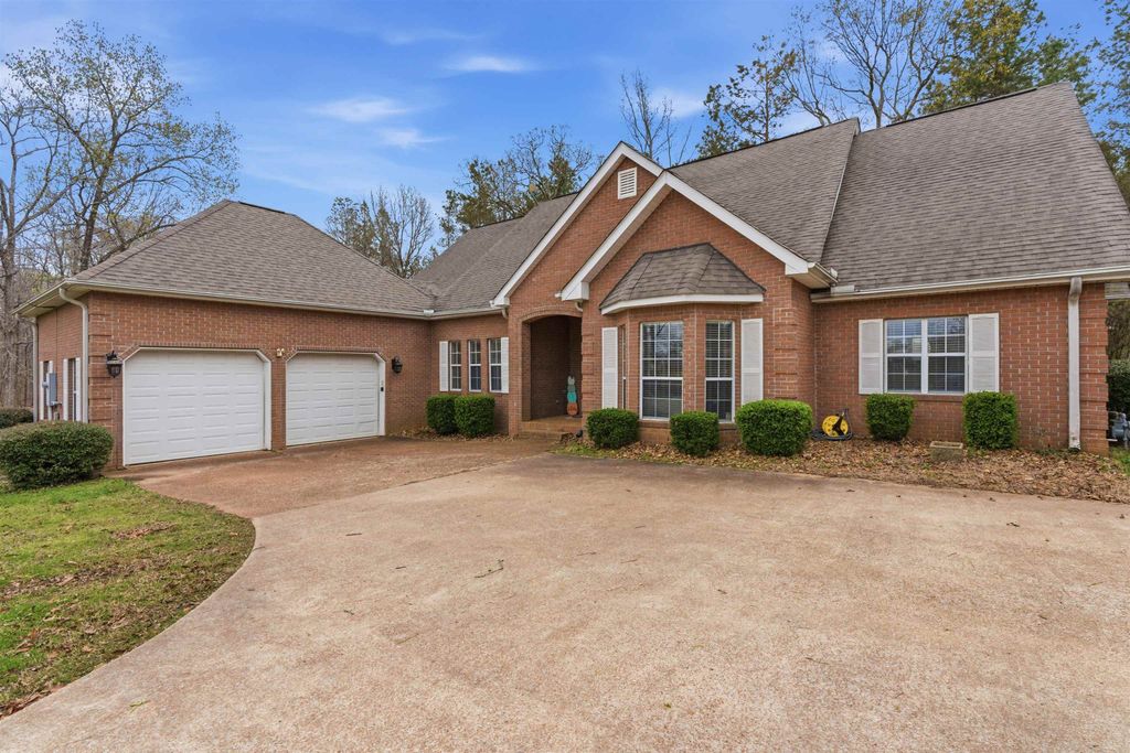 915 CLIFFTVIEW RD, Bolivar, TN 38008