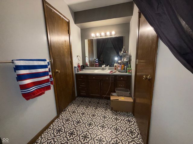 7660 S Oak Drive, Indianapolis, IN 46227
