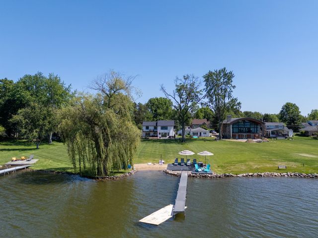 7611 S Indian Lake Drive, Brady Twp, MI 49097