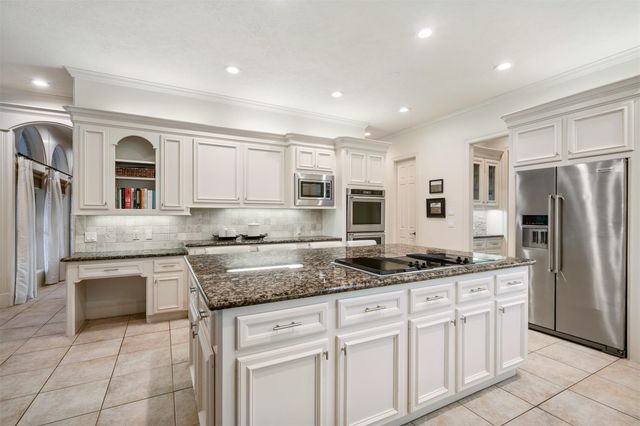 2 Lenox Hill Drive, The Woodlands, TX 77382
