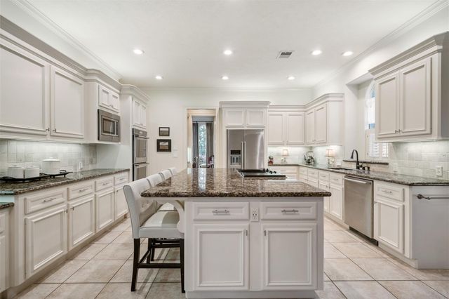 2 Lenox Hill Drive, The Woodlands, TX 77382