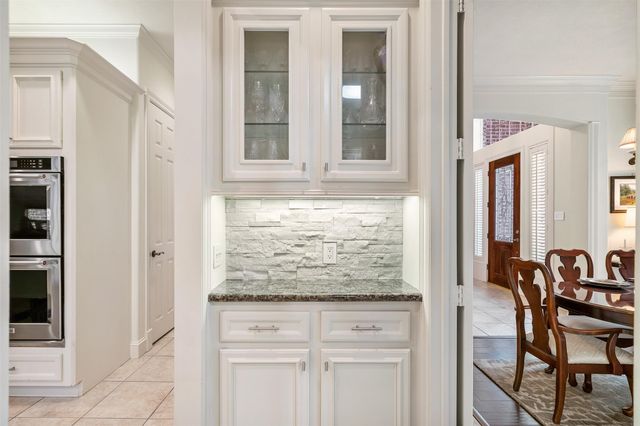 2 Lenox Hill Drive, The Woodlands, TX 77382
