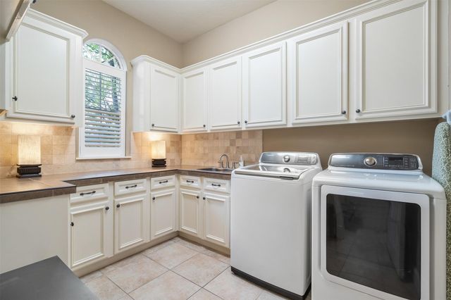 2 Lenox Hill Drive, The Woodlands, TX 77382