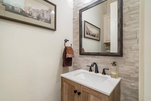 2 Lenox Hill Drive, The Woodlands, TX 77382