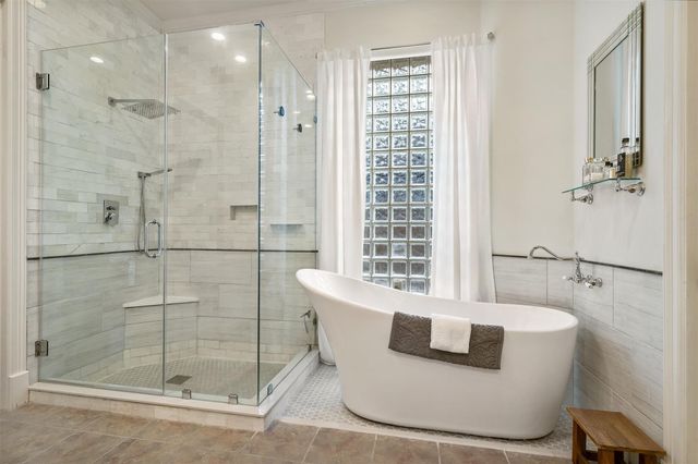 2 Lenox Hill Drive, The Woodlands, TX 77382