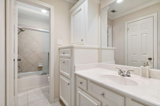 2 Lenox Hill Drive, The Woodlands, TX 77382