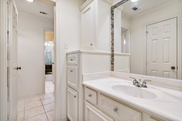 2 Lenox Hill Drive, The Woodlands, TX 77382