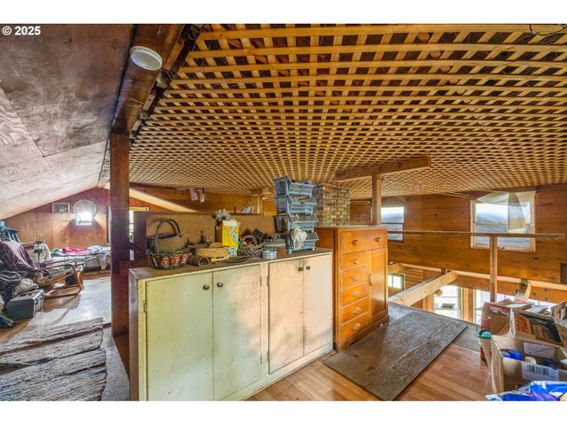 40440 BIG FALL CREEK Rd, Fall Creek, OR 97438