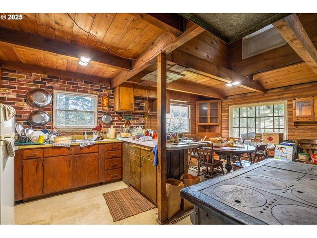 40440 BIG FALL CREEK Rd, Fall Creek, OR 97438