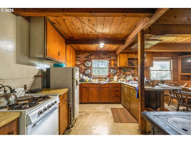 40440 BIG FALL CREEK Rd, Fall Creek, OR 97438