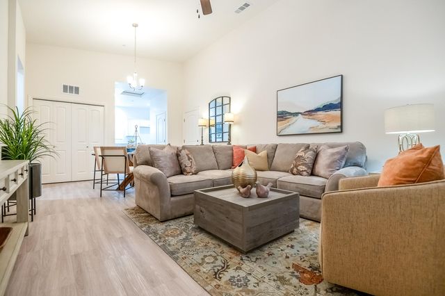 4140 E Kaweah Avenue, Visalia, CA 93292