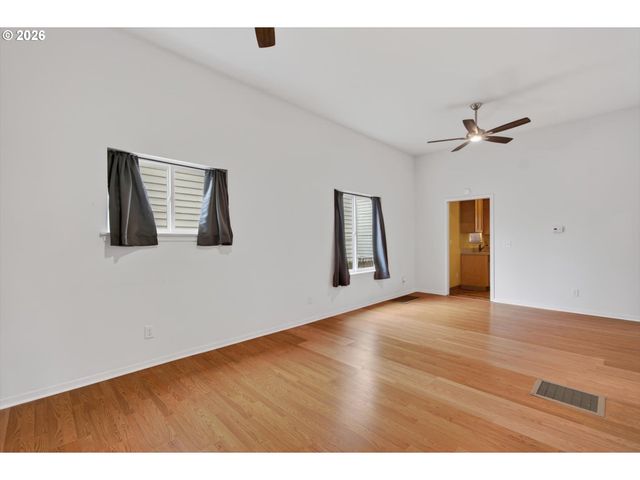 1521 Se ASH St, Portland, OR 97214