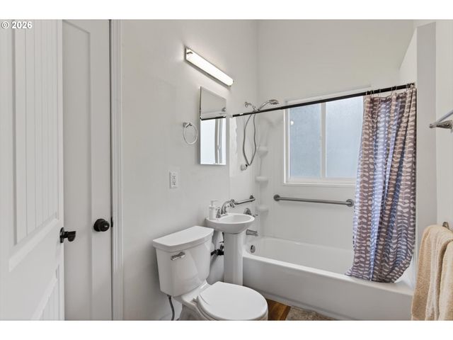 1521 Se ASH St, Portland, OR 97214