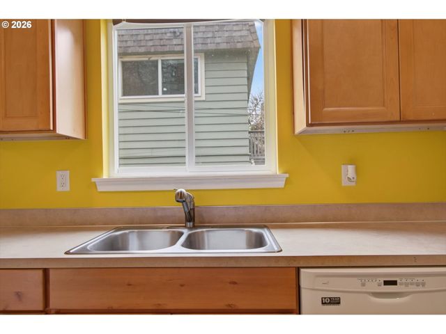 1521 Se ASH St, Portland, OR 97214