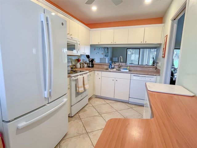 690 BIRD BAY CIRCLE 28, Venice, FL 34285