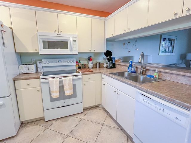 690 BIRD BAY CIRCLE 28, Venice, FL 34285