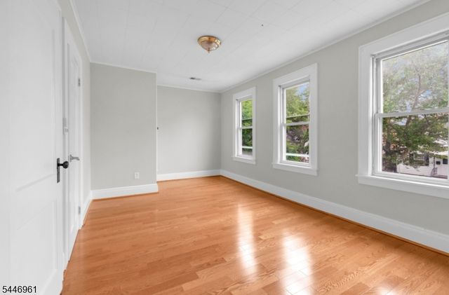 521 E Blancke St, Linden City, NJ 07036