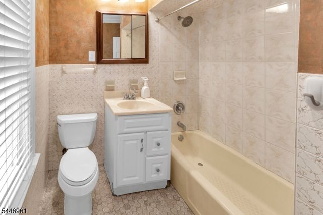 521 E Blancke St, Linden City, NJ 07036