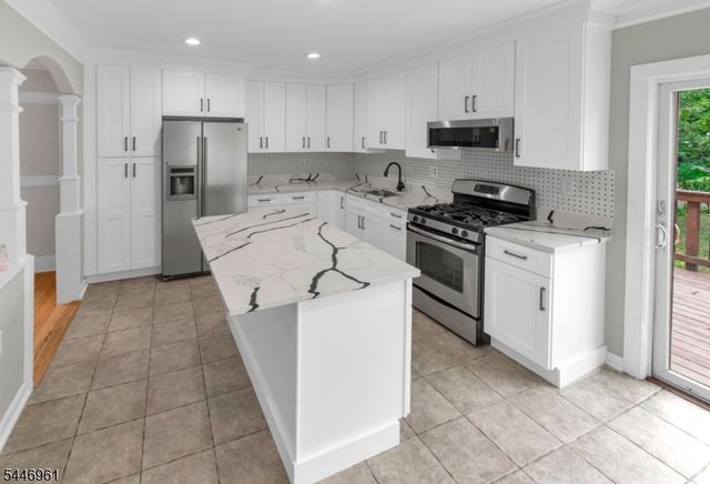 521 E Blancke St, Linden City, NJ 07036