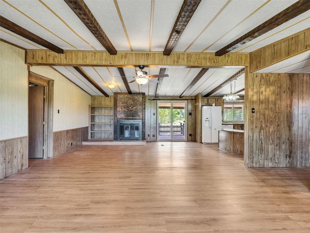 817 Westview Street, West Columbia, TX 77486