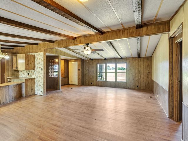 817 Westview Street, West Columbia, TX 77486