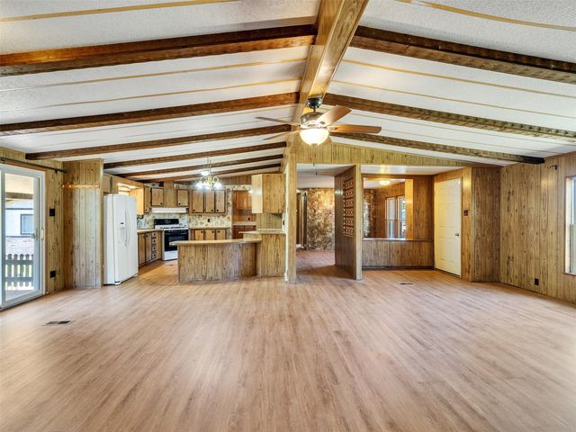 817 Westview Street, West Columbia, TX 77486