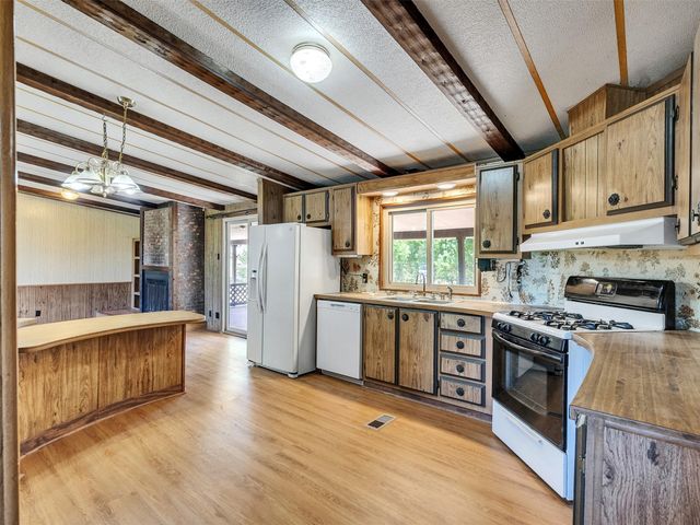 817 Westview Street, West Columbia, TX 77486