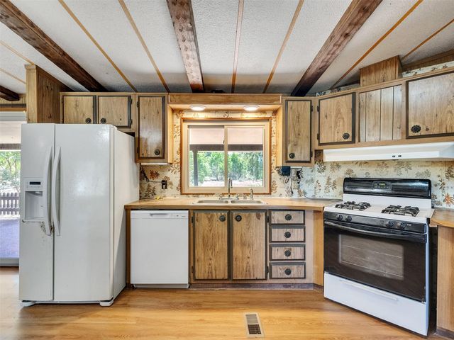 817 Westview Street, West Columbia, TX 77486