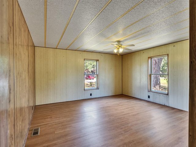 817 Westview Street, West Columbia, TX 77486