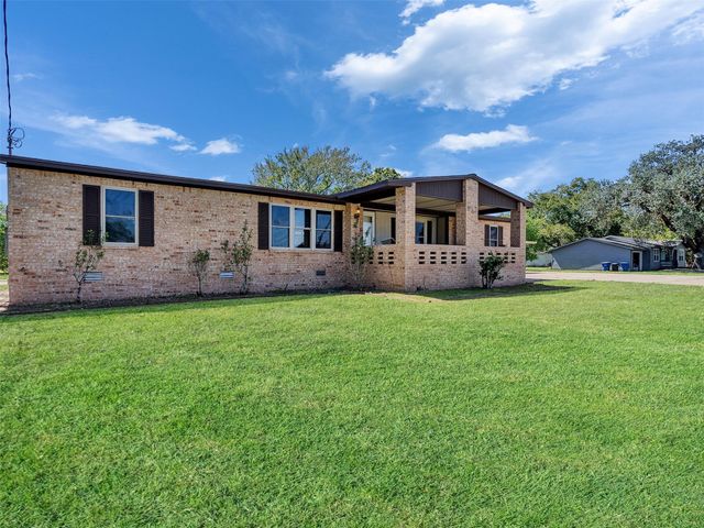 817 Westview Street, West Columbia, TX 77486