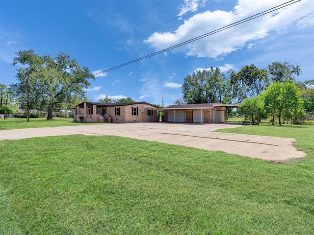 817 Westview Street, West Columbia, TX 77486